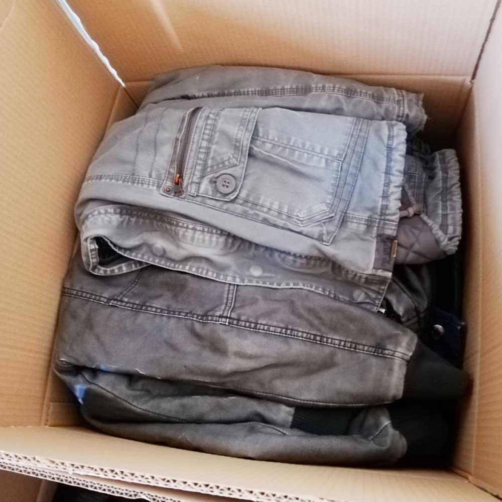 monteloeder dona ropa a Afganistan 