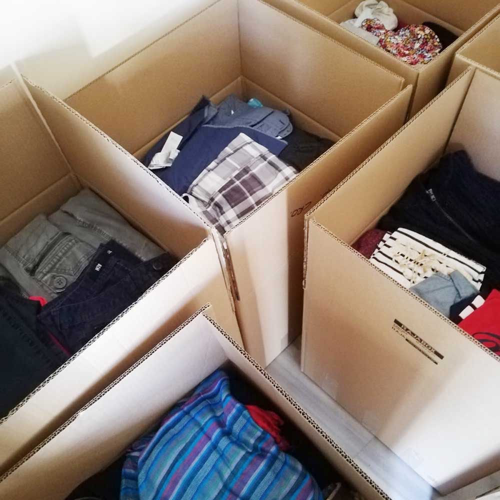 monteloeder dona ropa a Afganistan 