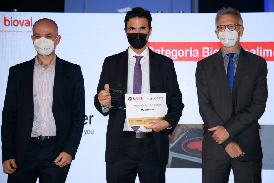 Ignacio Cartagena receives the award on Bioval's bio night