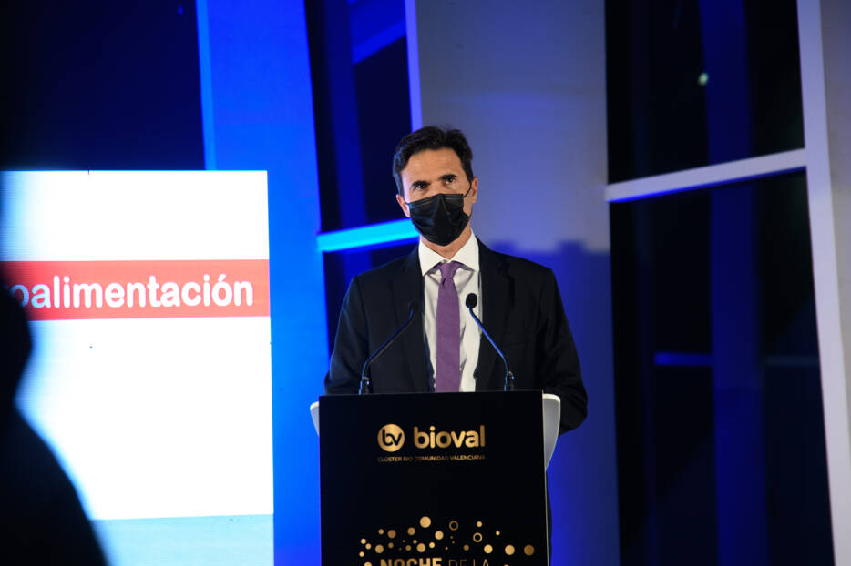 Ignacio Cartagena receives the award on Bioval's bio night