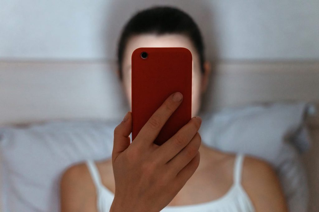 woman-on-bed-looking-at-smartphone-late-at-night Relaxplx monteloeder